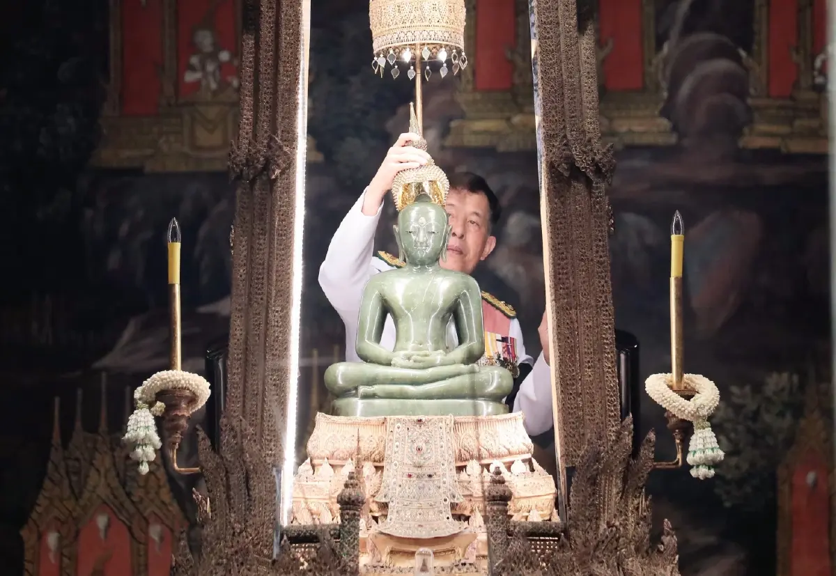 ในหลวง-พระราชินี เสด็จฯ ทรงเปลี่ยนเครื่องทรงฤดูฝน ถวายพระพุทธมหามณีรัตนปฏิมากร