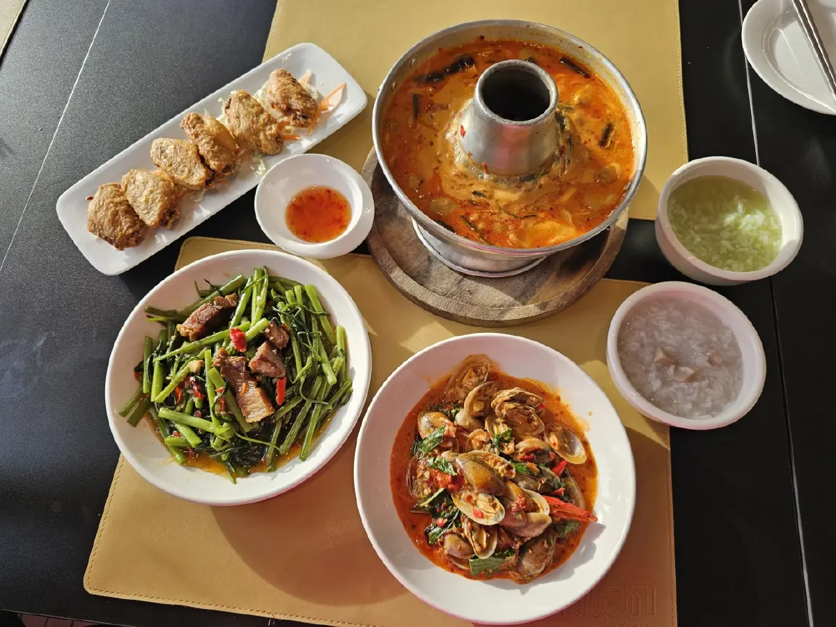 ‘ข้าวต้มฟรี’ ที่ ‘ร้านไท่ฟง ข้าวต้มเหลา’ ซอยบางนา-ตราด 23