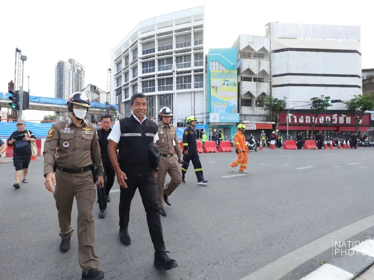 'ชัชชาติ' ลุยตรวจห้ามใช้อาคาร ดินทรุดตัวเหตุน้ำรั่ว อุโมงค์รถไฟฟ้าวงเวียนใหญ่