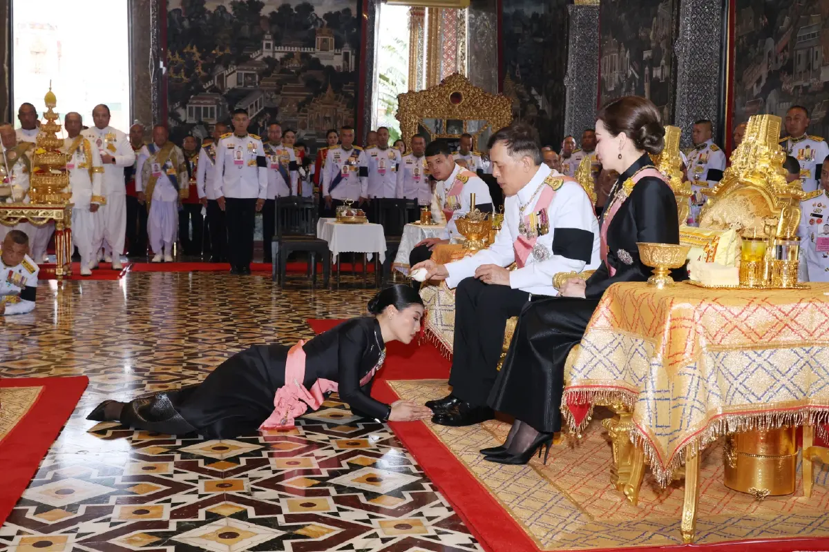 ในหลวง-พระราชินี เสด็จฯ ทรงเปลี่ยนเครื่องทรงฤดูฝน ถวายพระพุทธมหามณีรัตนปฏิมากร
