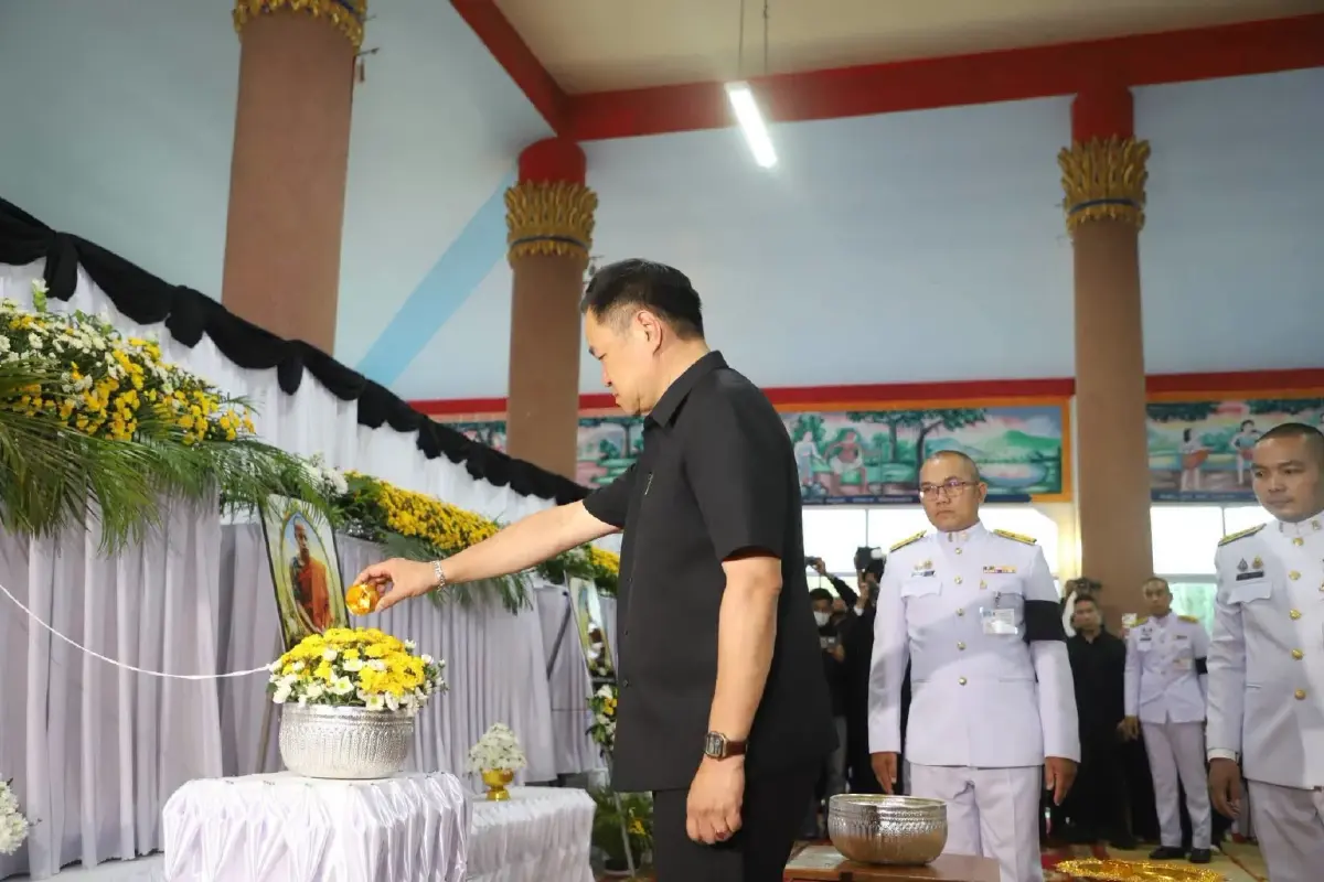 ในหลวง พระราชทานน้ำหลวงสรงศพ พวงมาลาวางหน้าหีบศพพระภิกษุถึงแก่มรณภาพจากอุบัติเหตุ
