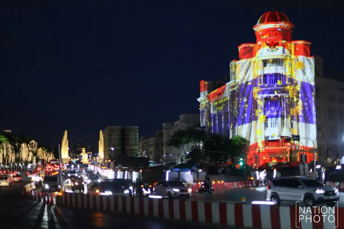 ประชาชนร่วมชม Immersive Art แสงแห่งอนาคต เฉลิมพระเกียรติ ร.10