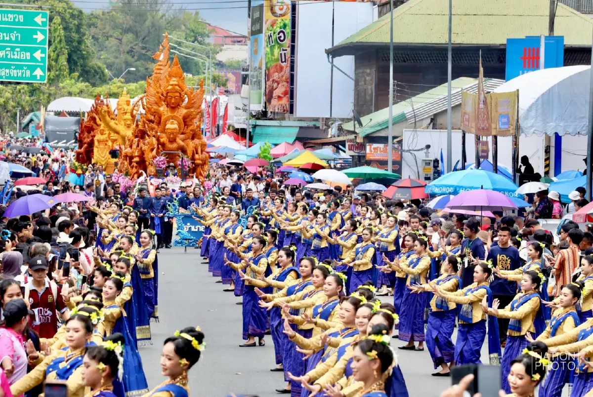 สุดวิจิตร! แห่เทียนพรรษาอุบลราชธานี 2569 ยิ่งใหญ่ฉลอง 125 ปี นักท่องเที่ยวแห่ชมเนืองแน่น