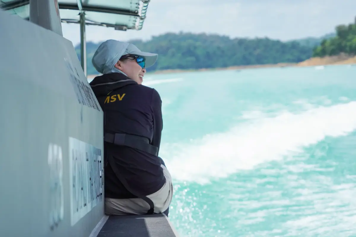 พระราชินี ทรงเรือใบ THA48 ในกิจกรรมเฉลิมพระเกียรติฯ ณ เขื่อนรัชชประภา