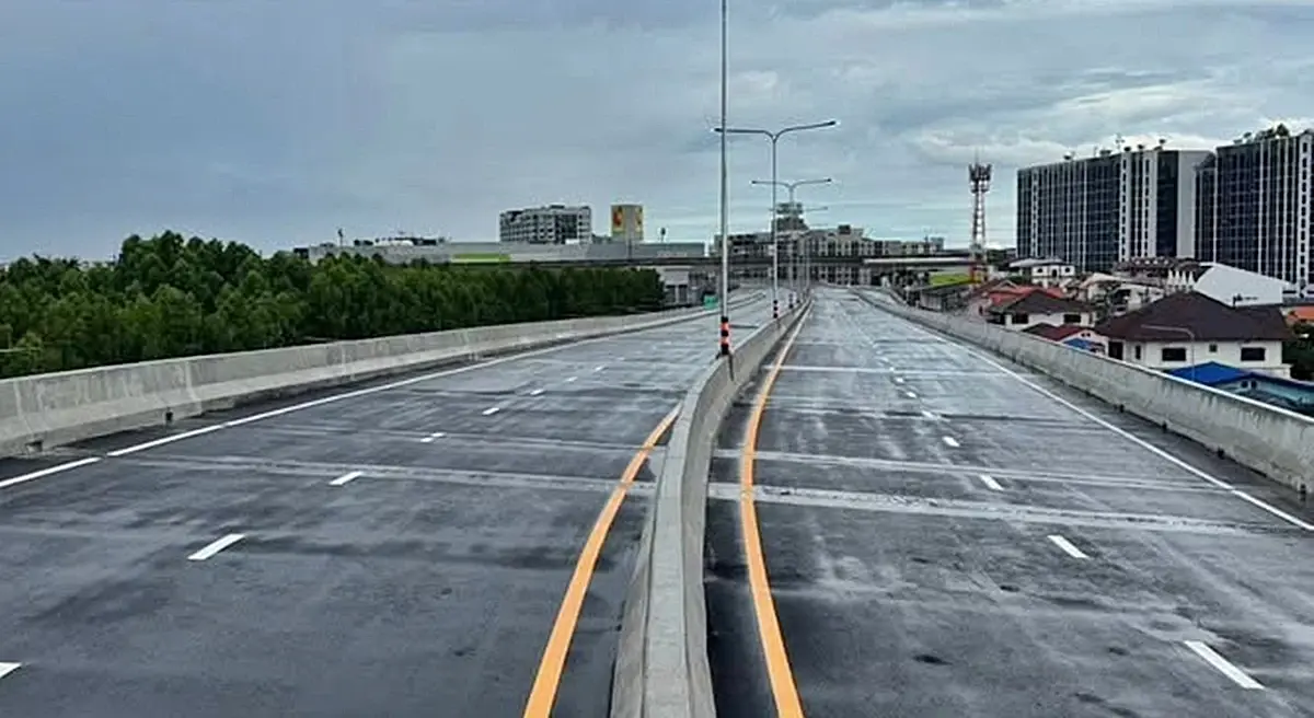 กทม. แจงปมพบรอยร้าวใต้สะพานข้ามแยกถนนเทพรักษ์ ที่แท้แค่ทางเดินปลวก ยันปลอดภัย