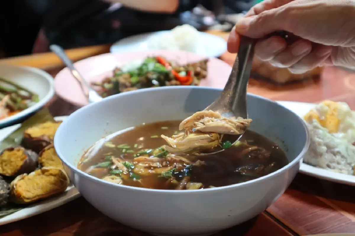 จาก "ลาบไก่" ถึง "ขนมเกลือ" อาหารเหนือมื้อง่ายๆ แบบคน ‘เชียงใหม่’