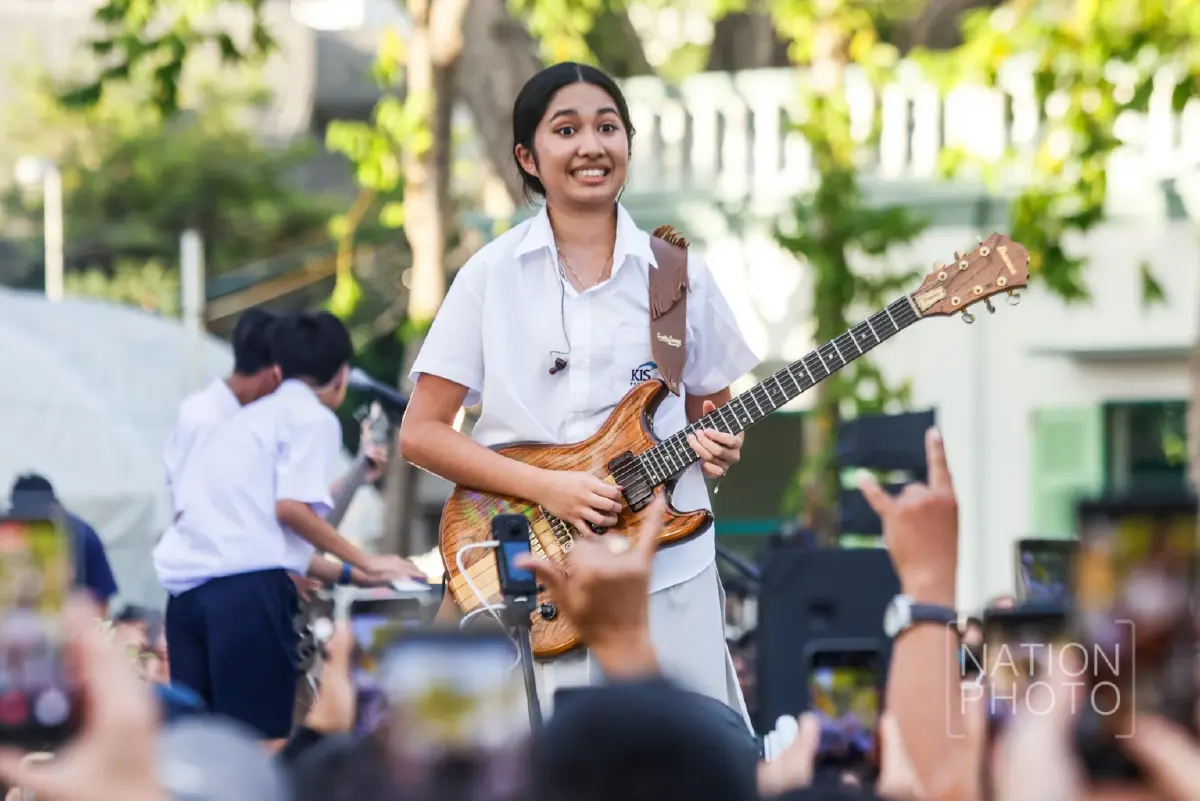 แฟนคลับทะลัก 'เนเน่ รอยัล' ระเบิดความสนุก งานสายน้ำแห่งชีวิต