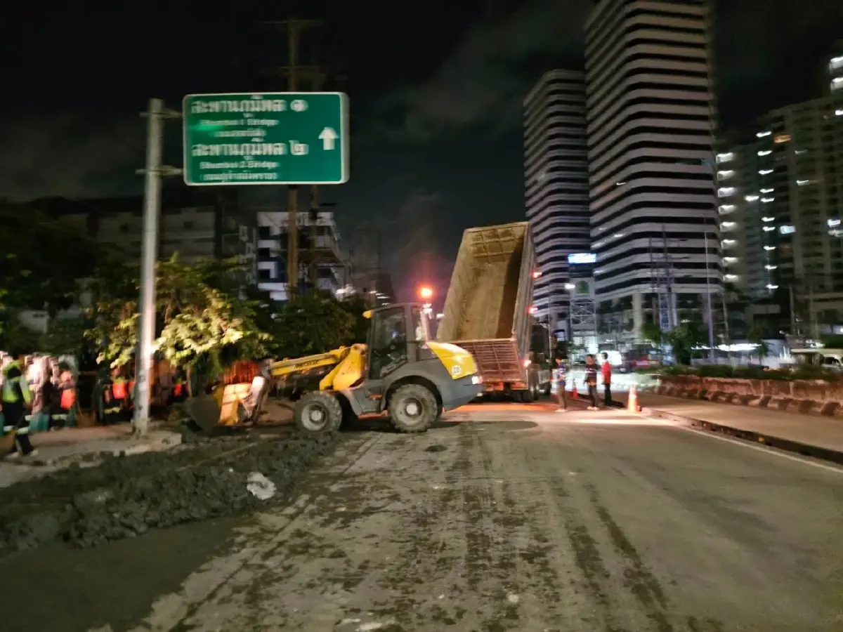 ฉีดน้ำ เคลียร์เส้นทางด่วน รถบรรทุกทำดินเลนตกหล่น ถนนพระรามที่ 3