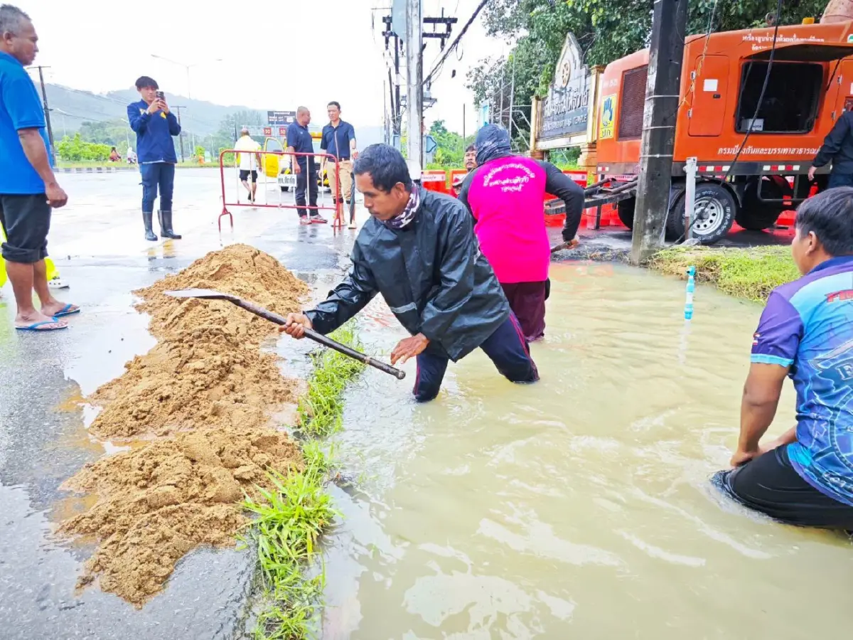 พังงารับมือฝนตกหนัก สั่งทุกหน่วยพร้อมป้องกันน้ำท่วม