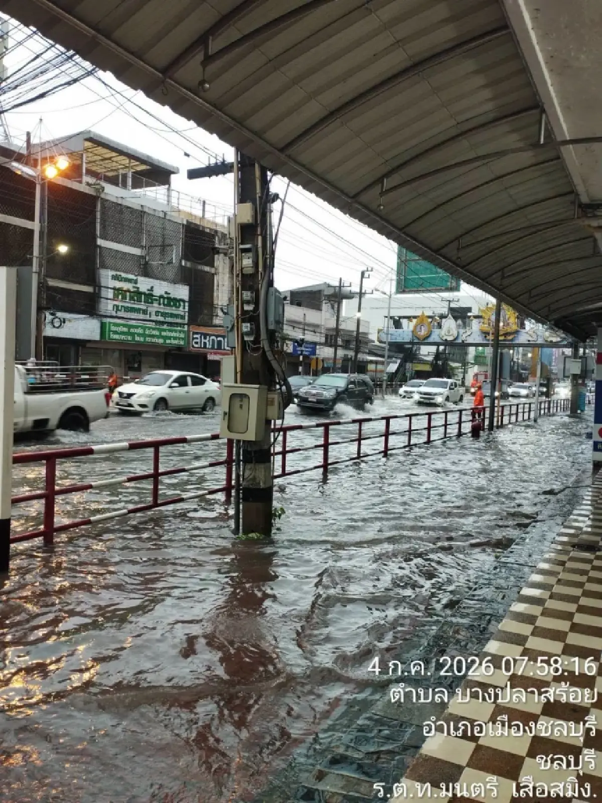 ชลบุรีอ่วม ฝนตกหนัก 'สุขุมวิท-บายพาสบึง' น้ำท่วมสูง เดินทางลำบาก
