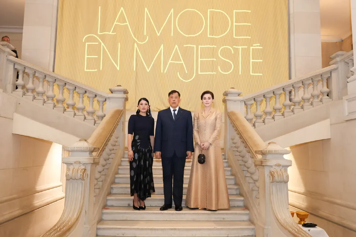 ในหลวง-พระราชินี เสด็จฯ ทอดพระเนตรนิทรรศการ “ราชพัสตราสู่สากล” ณ กรุงปารีส สาธารณรัฐฝรั่งเศส