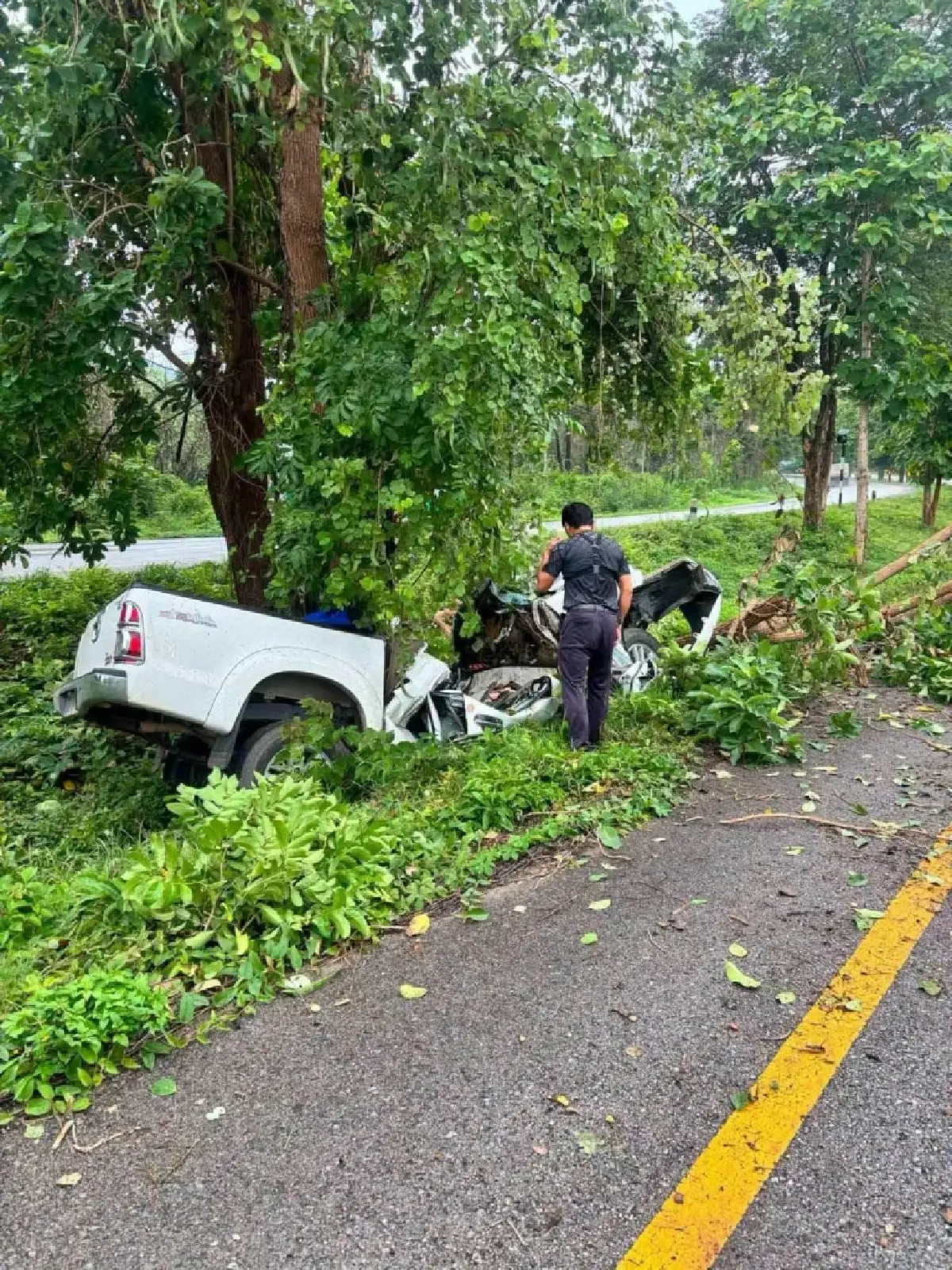 ฝนตกถนนลื่น เกิดอุบัติเหตุรถพลิกคว่ำถี่ ล่าสุดลำปางตาย 2