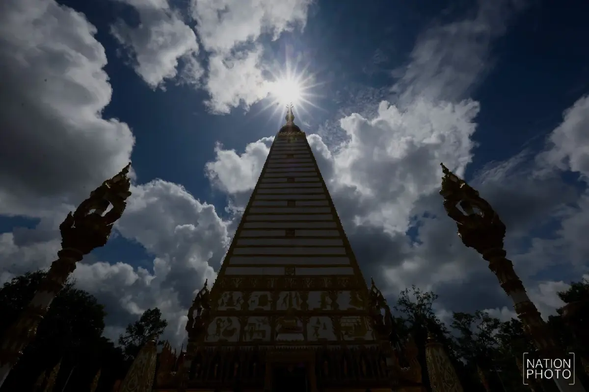 แน่นวัด! แห่ทำบุญเข้าพรรษา วัดพระธาตุหนองบัว จ.อุบลฯ ขอพรพญานาค เสริมมงคลชีวิต