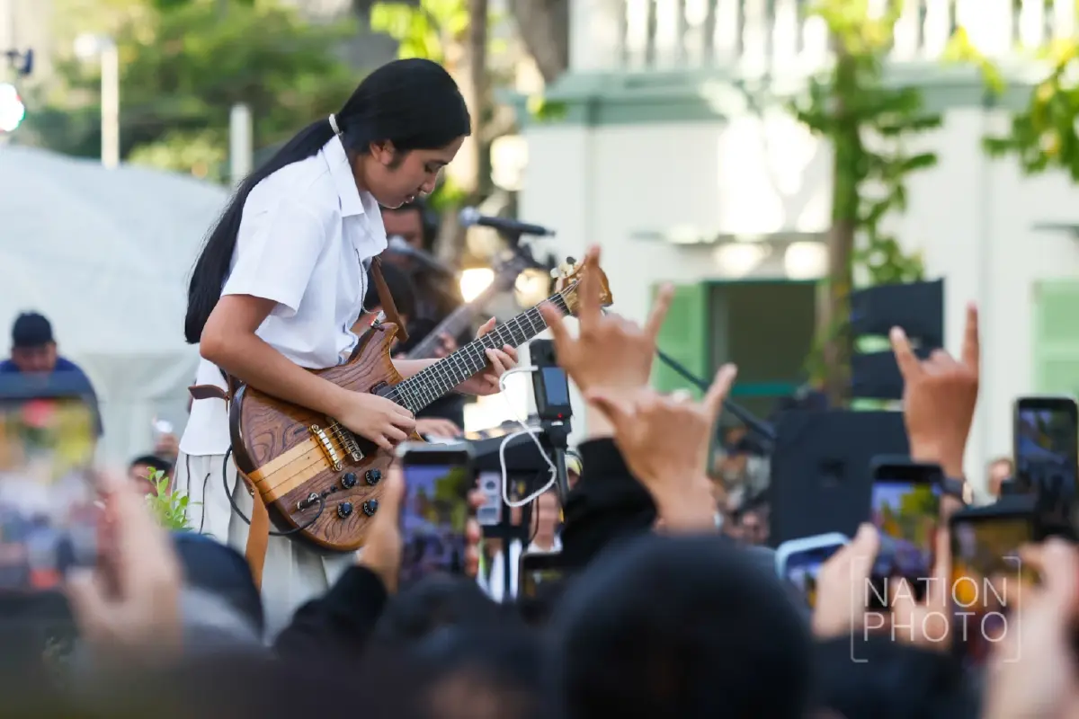 แฟนคลับทะลัก 'เนเน่ รอยัล' ระเบิดความสนุก งานสายน้ำแห่งชีวิต