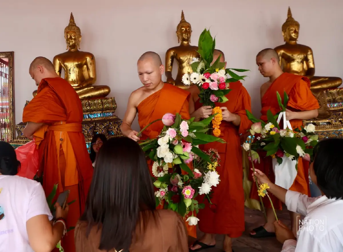 หนึ่งปีมีครั้ง “ตักบาตรดอกไม้” วัดโพธิ์ วันเข้าพรรษา 69 พุทธศาสนิกชนร่วมทำบุญแน่น