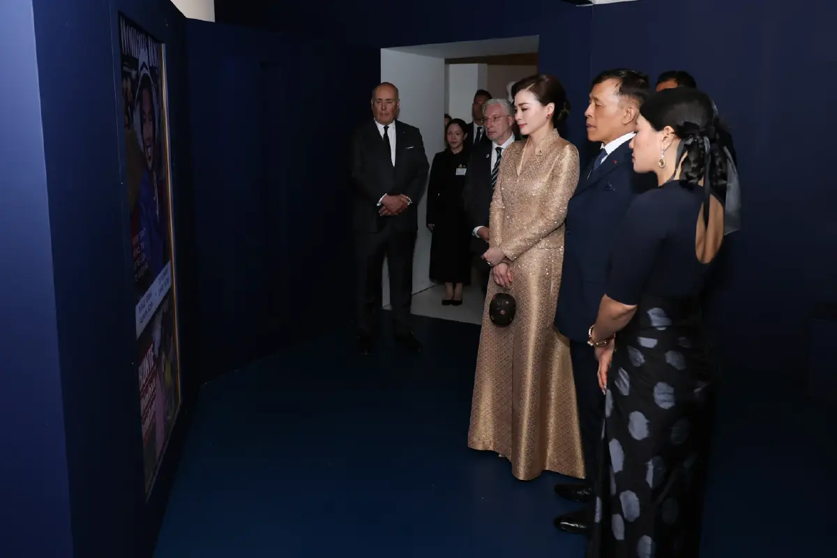 ในหลวง-พระราชินี เสด็จฯ ทอดพระเนตรนิทรรศการ “ราชพัสตราสู่สากล” ณ กรุงปารีส สาธารณรัฐฝรั่งเศส