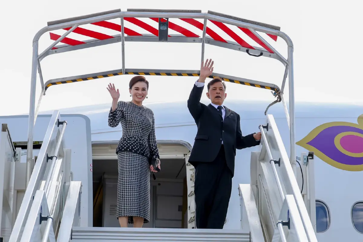 ในหลวง-พระราชินี ทอดพระเนตรการดำเนินงานของบริษัทแอร์บัส ก่อนเสด็จฯ กลับไทย