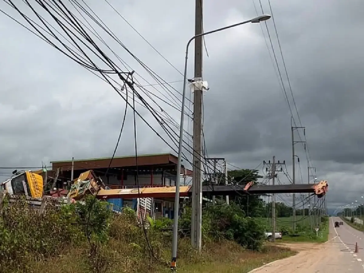 ด่วน! พายุแรงฝนตกหนัก รถเครนล้มทับสายไฟฟ้า เดือดร้อน 1.7 หมื่นคน