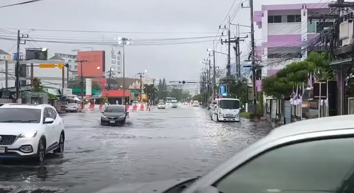 ชลบุรีอ่วม ฝนตกหนัก 'สุขุมวิท-บายพาสบึง' น้ำท่วมสูง เดินทางลำบาก