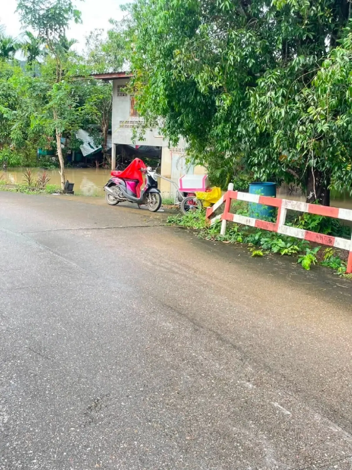 อ่วม น้ำท่วมจันทบุรี น้ำป่าทะลักอ.มะขาม ระทึกยกของขึ้นที่สูง