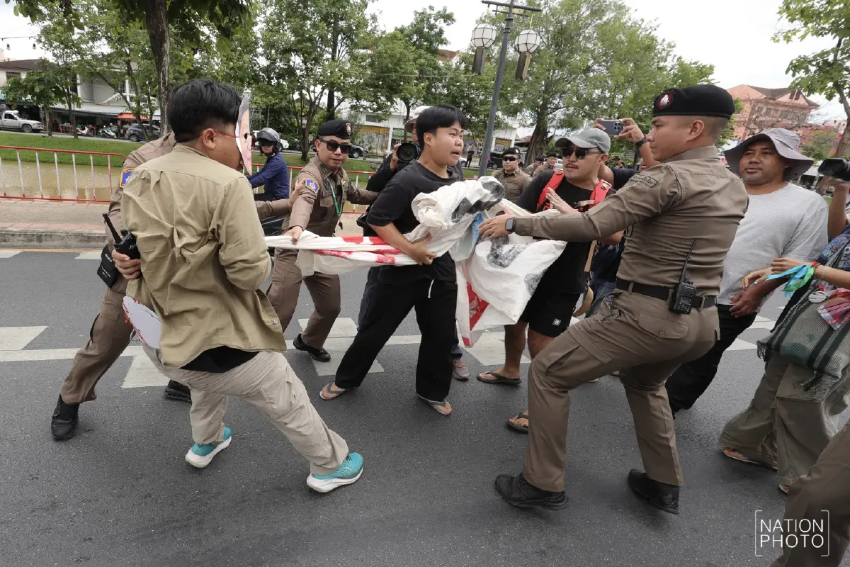 ระทึก! ปะทะหน้าสถานกงสุลจีน เจ็บ 2 ประท้วงเหมืองเมียนมาปล่อยสารพิษลงแม่น้ำ