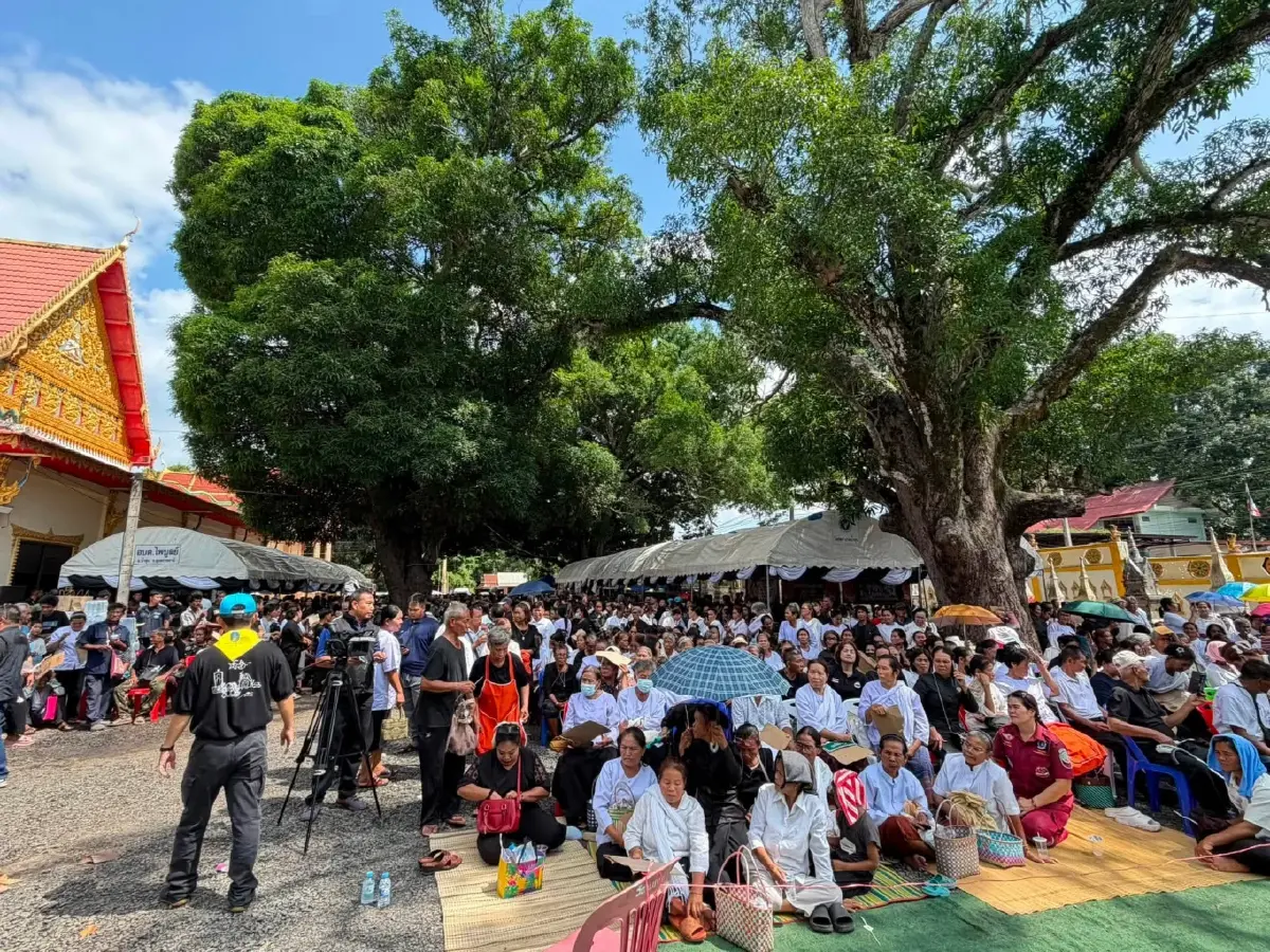 ทั่วสารทิศเกือบหมื่นคน ร่วมพิธีพระราชทานเพลิงศพพระ 7 รูป ถูกรถชนดับ