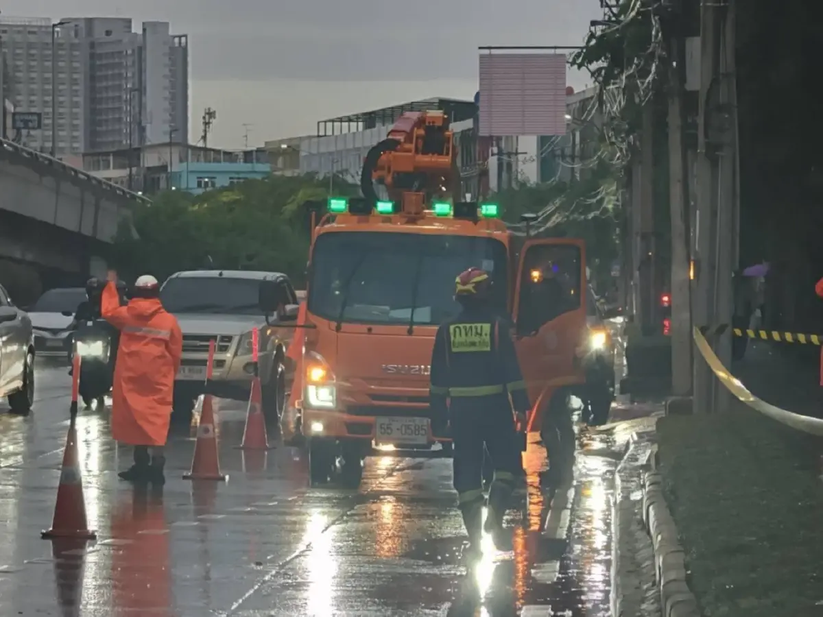 พายุฝนถล่ม ลมแรงพัดหลังคาปลิวทับสายไฟ ซอยอรุณอมรินทร์ 43 รอเครนยก-เร่งกู้ระบบไฟ