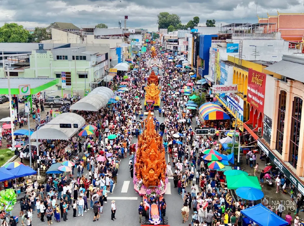สุดวิจิตร! แห่เทียนพรรษาอุบลราชธานี 2569 ยิ่งใหญ่ฉลอง 125 ปี นักท่องเที่ยวแห่ชมเนืองแน่น