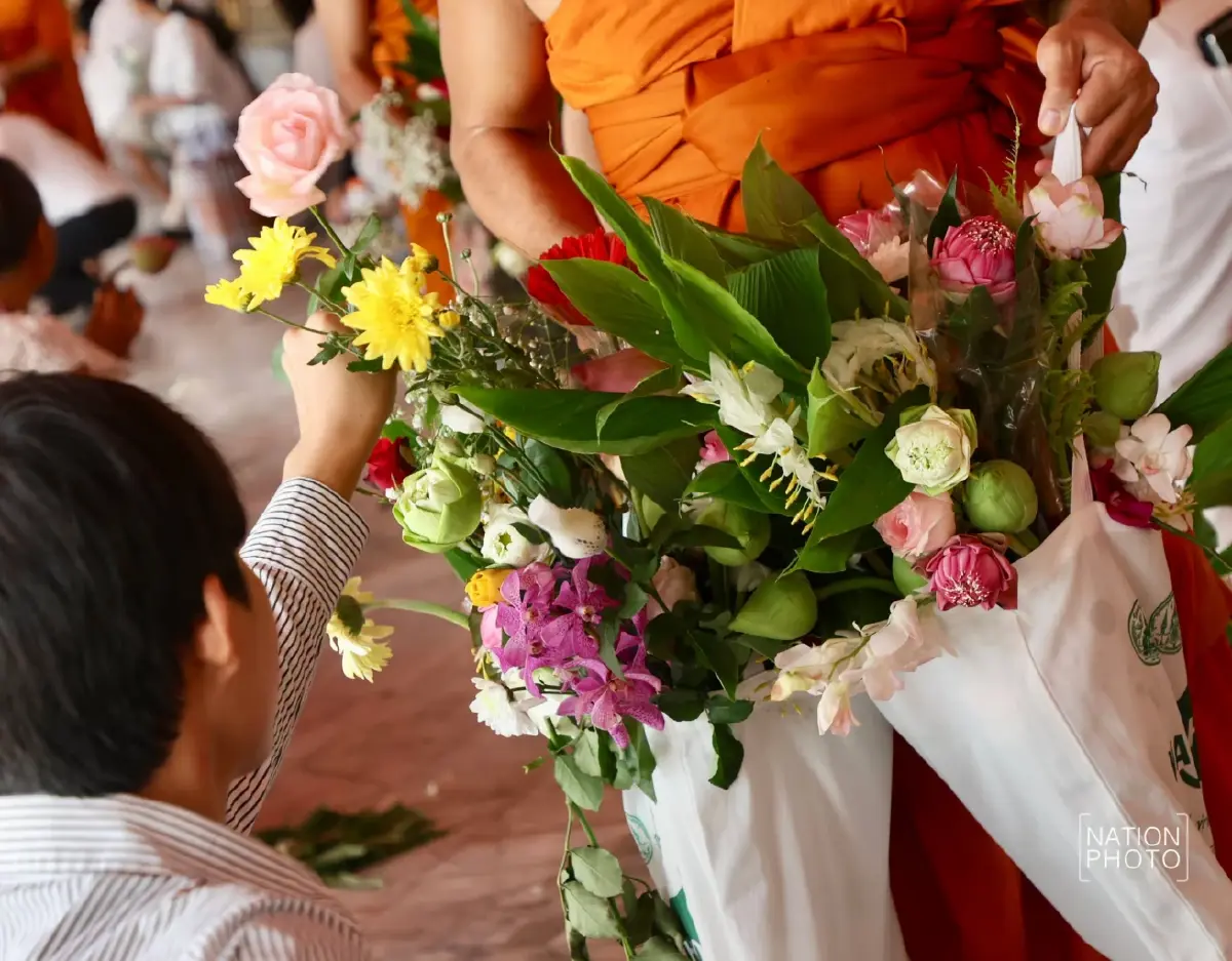 หนึ่งปีมีครั้ง “ตักบาตรดอกไม้” วัดโพธิ์ วันเข้าพรรษา 69 พุทธศาสนิกชนร่วมทำบุญแน่น