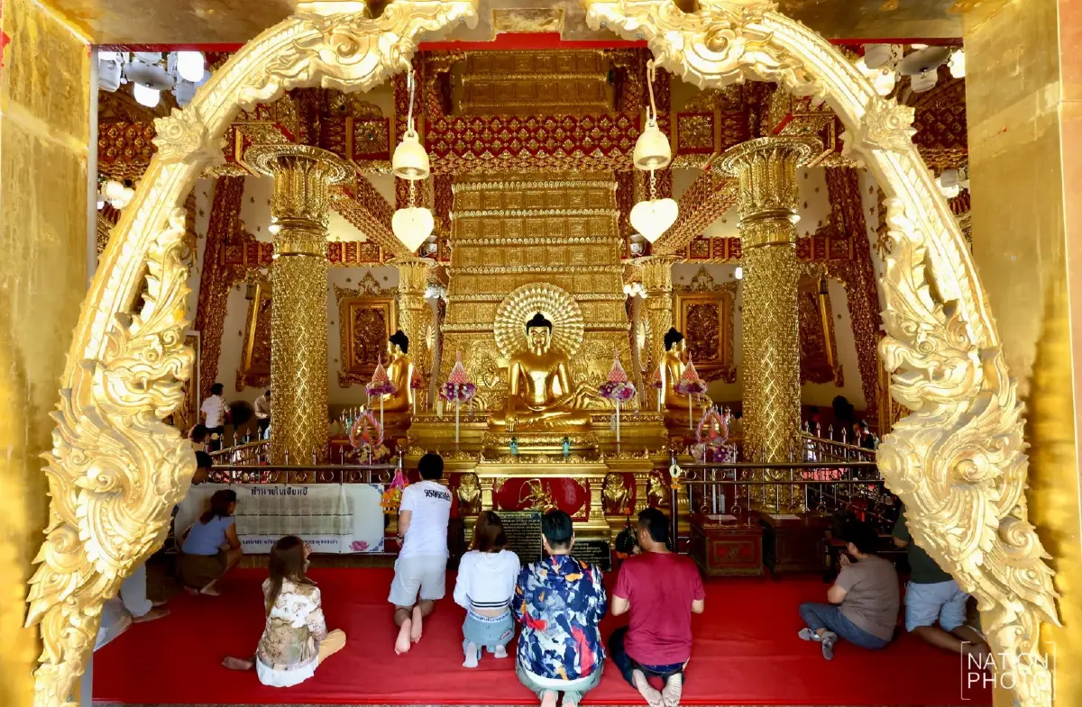 แน่นวัด! แห่ทำบุญเข้าพรรษา วัดพระธาตุหนองบัว จ.อุบลฯ ขอพรพญานาค เสริมมงคลชีวิต