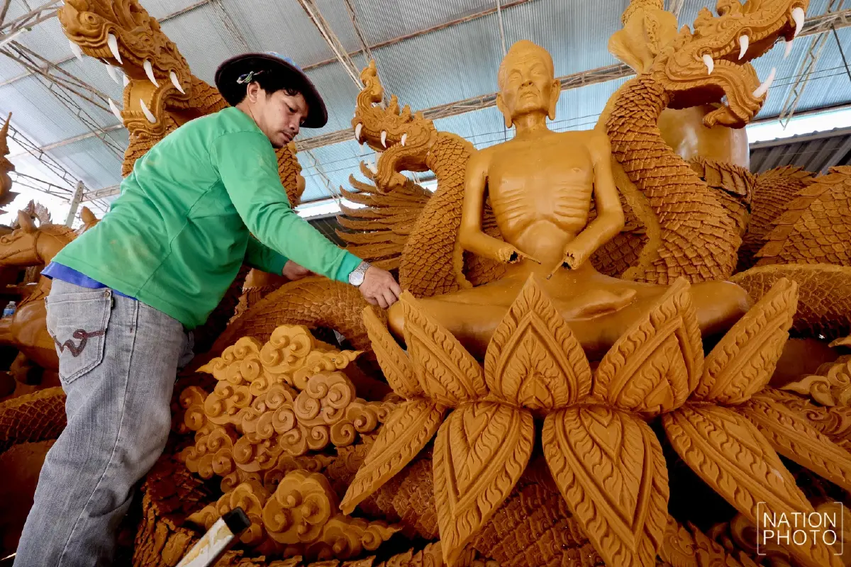 ฮือฮา! แห่เทียนโชคชัย แกะสลักรูป "ลิซ่า" เป็นนางฟ้าสุดวิจิตร