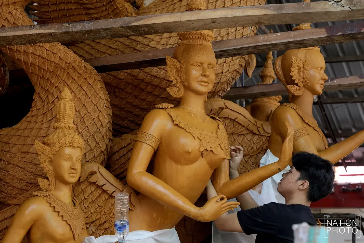 ฮือฮา! แห่เทียนโชคชัย แกะสลักรูป "ลิซ่า" เป็นนางฟ้าสุดวิจิตร