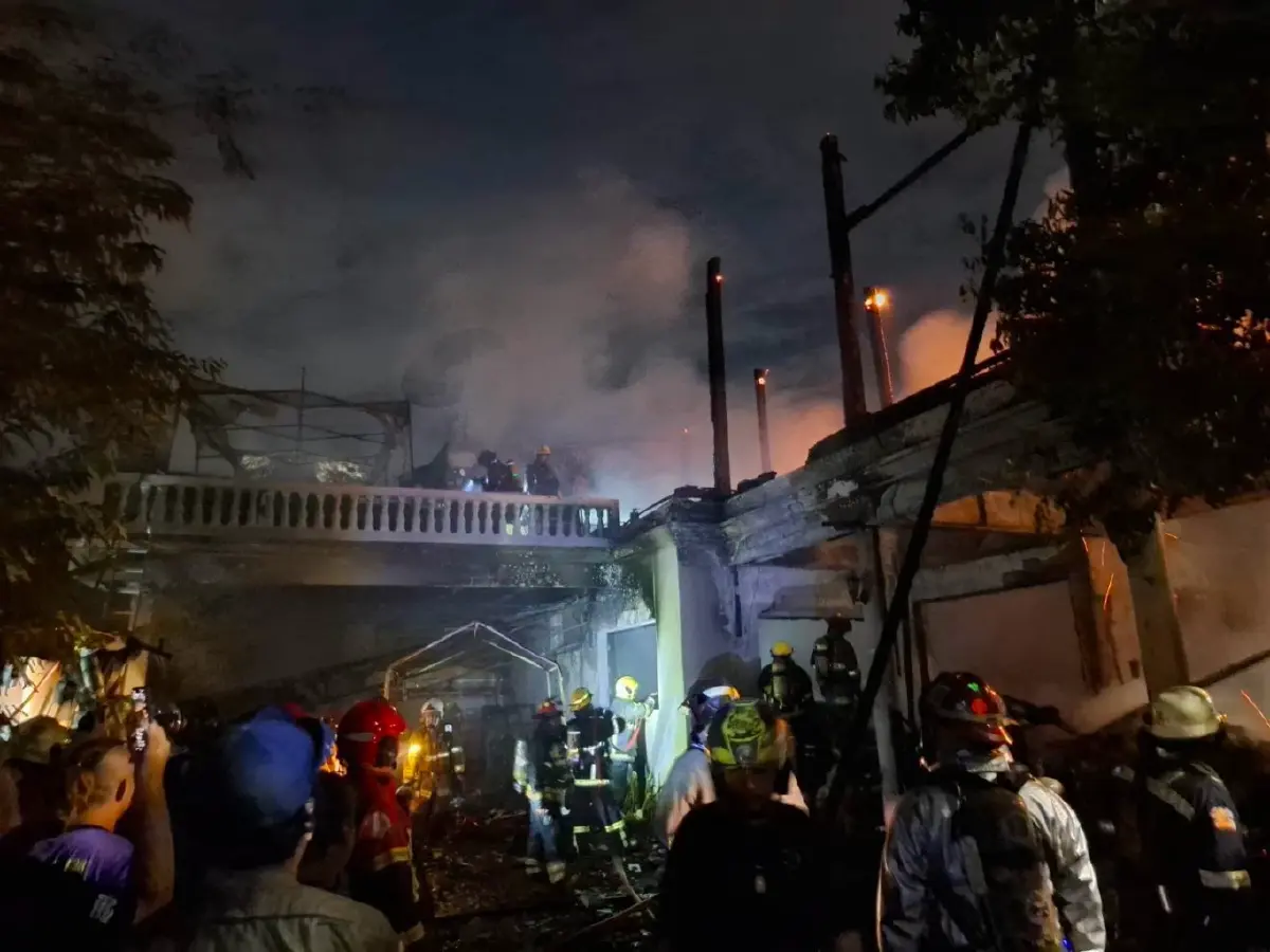 หนีตายระทึก! ไฟไหม้บ้านทรงไทย ซอยจรัญสนิทวงศ์ 75 เสียหายทั้งหลัง