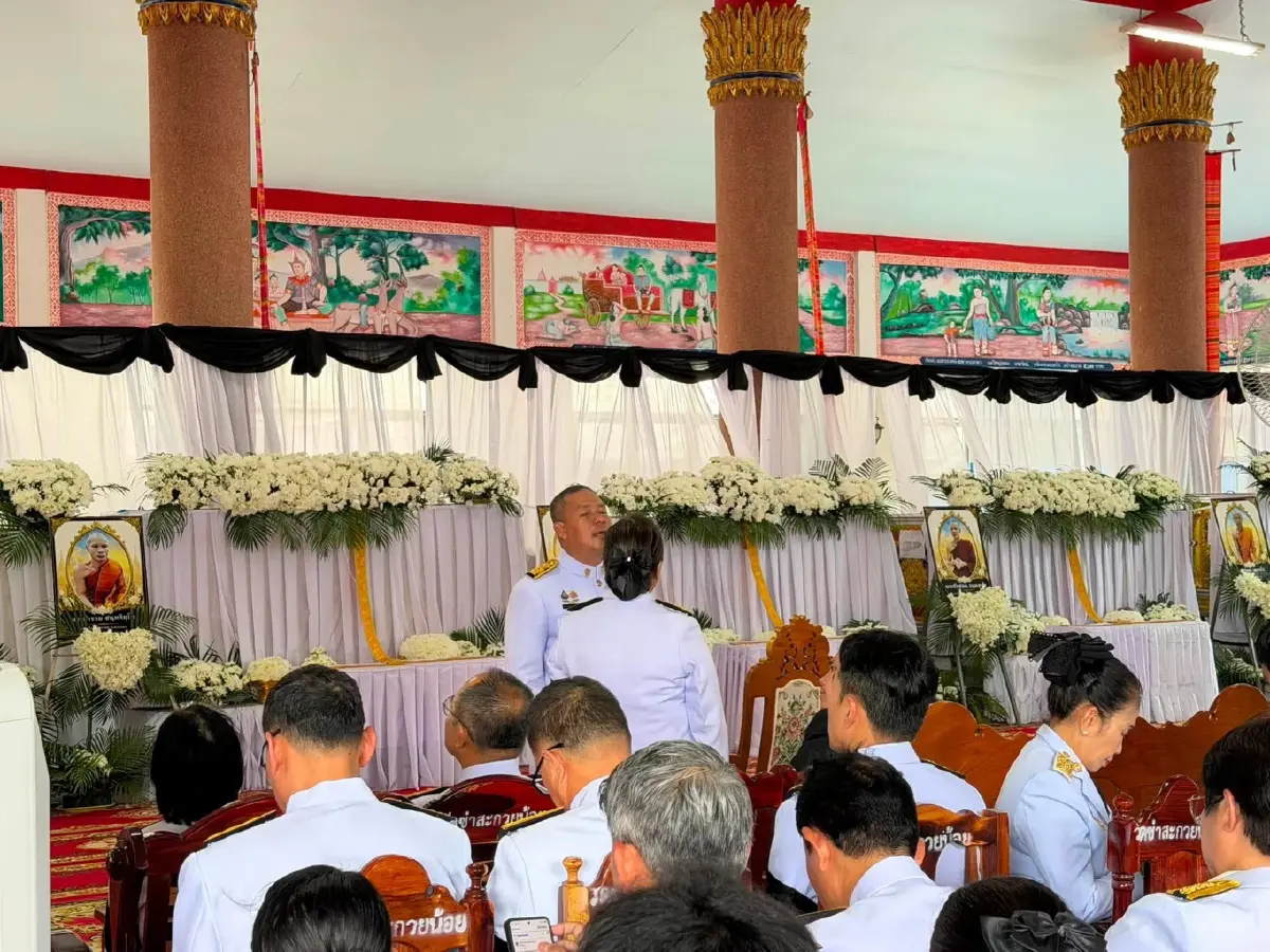 ทั่วสารทิศเกือบหมื่นคน ร่วมพิธีพระราชทานเพลิงศพพระ 7 รูป ถูกรถชนดับ
