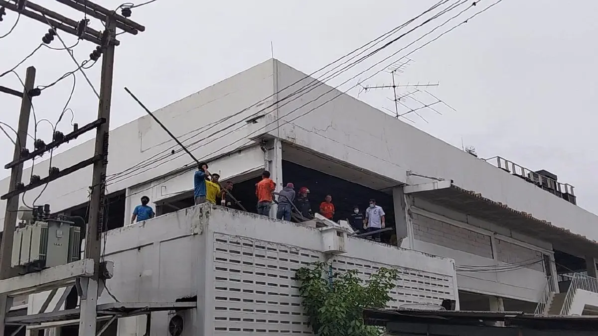 ด่วน แผ่นคอนกรีตล้มทับคนงาน เสียชีวิต 1 ซอยสุขุมวิท 66/1 เขตบางนา