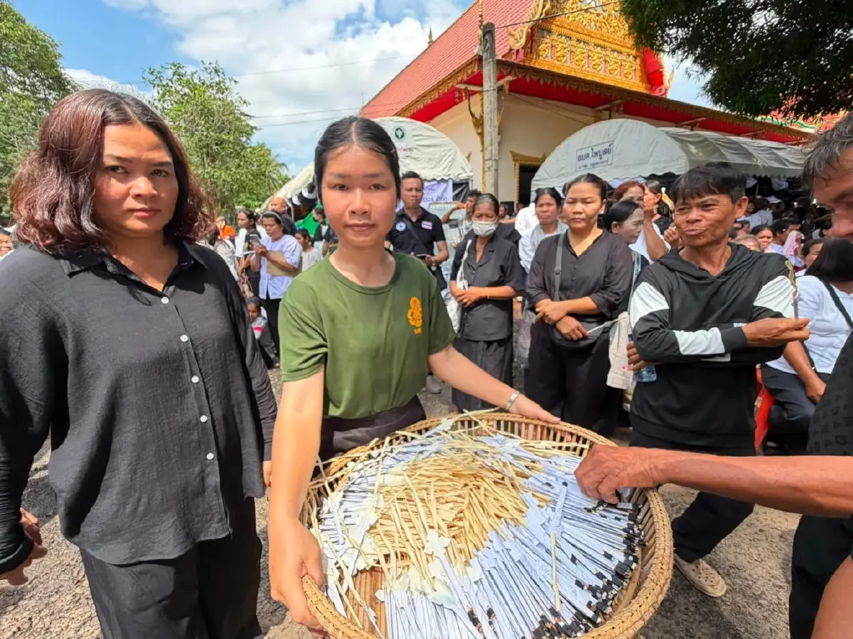 ทั่วสารทิศเกือบหมื่นคน ร่วมพิธีพระราชทานเพลิงศพพระ 7 รูป ถูกรถชนดับ
