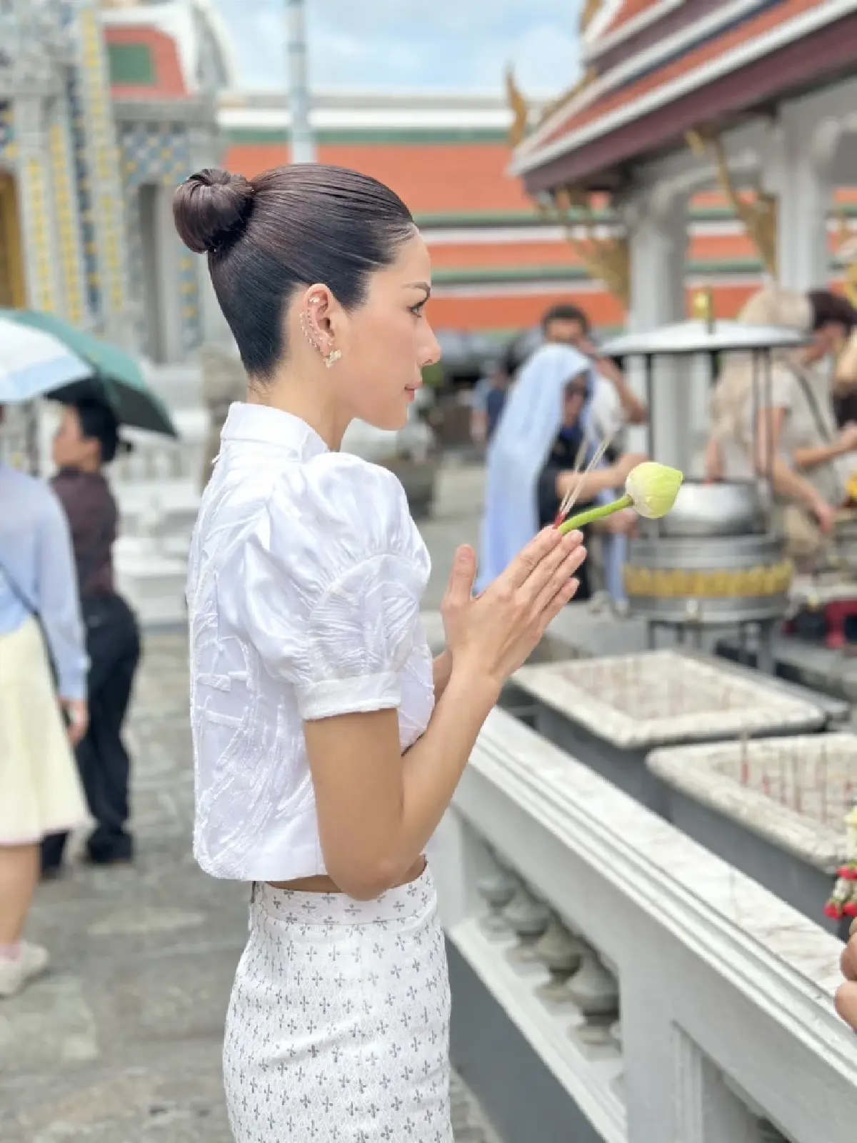 'หนิง ปัทมา' เข้าวัดพระแก้ว-ศาลหลักเมือง สาบานยืนยันความบริสุทธิ์ใจ