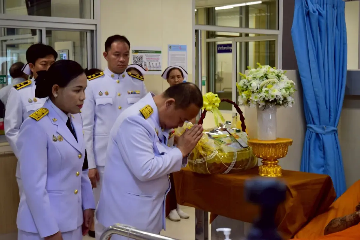 ในหลวง ทรงรับผู้บาดเจ็บ-เสียชีวิต เหตุรถชนพระธุดงค์ มุกดาหาร ไว้ในพระบรมราชานุเคราะห์