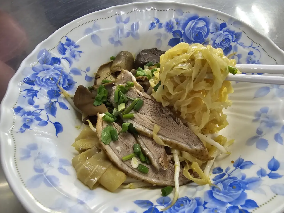 'ก๋วยเตี๋ยวเป็ดนายเล้า'  ไส้เป็ดนุ่มละมุน น้ำซุปหอมกรุ่น