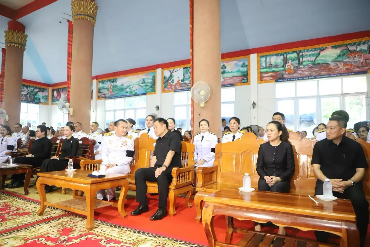 ในหลวง พระราชทานน้ำหลวงสรงศพ พวงมาลาวางหน้าหีบศพพระภิกษุถึงแก่มรณภาพจากอุบัติเหตุ