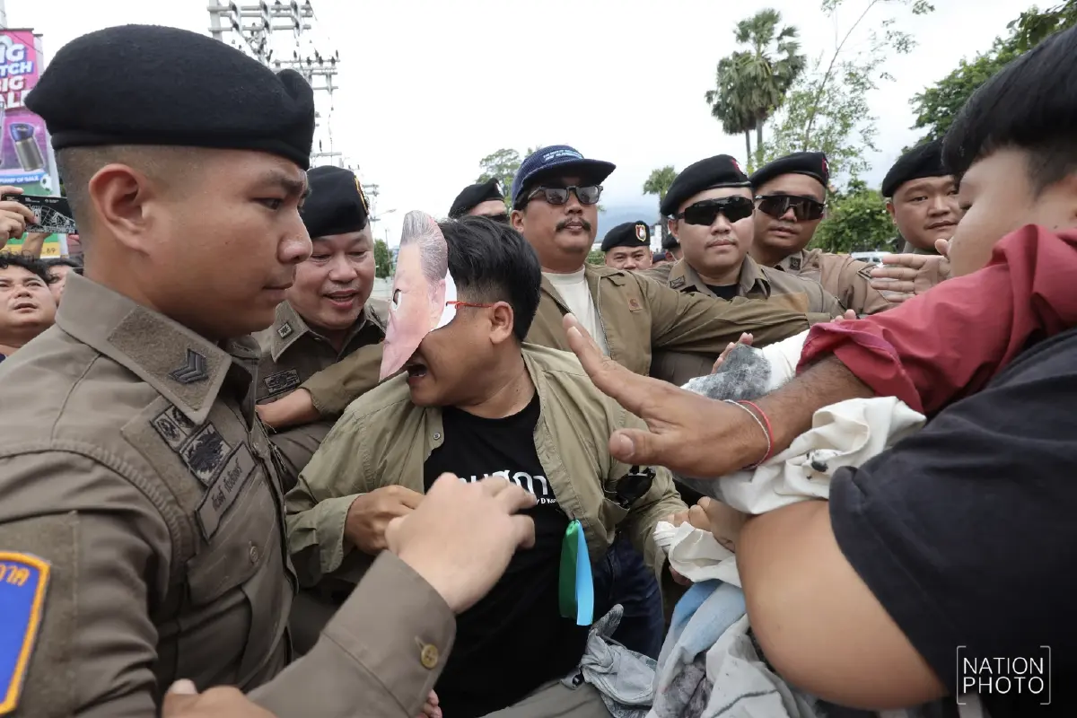 ระทึก! ปะทะหน้าสถานกงสุลจีน เจ็บ 2 ประท้วงเหมืองเมียนมาปล่อยสารพิษลงแม่น้ำ