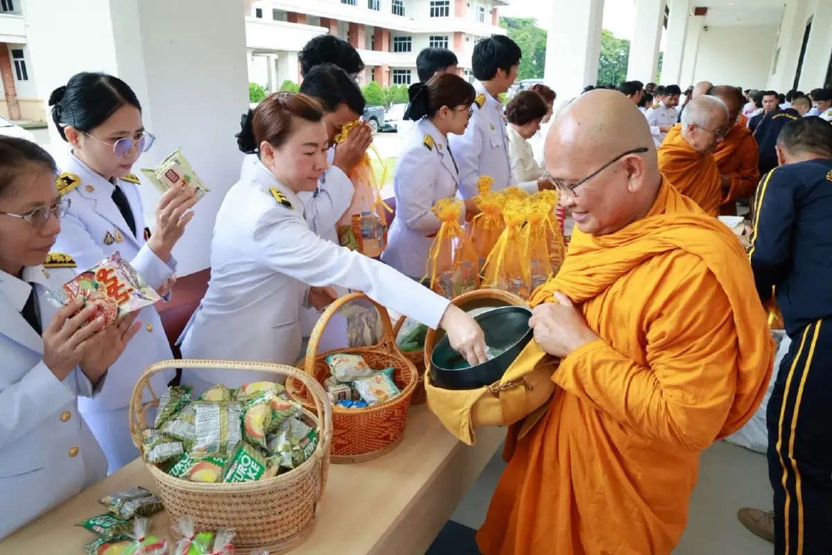 เจริญพระพุทธมนต์ ทำบุญตักบาตร ถวายสัตย์ปฏิญาณ วันเฉลิมพระชนมพรรษา ร.10