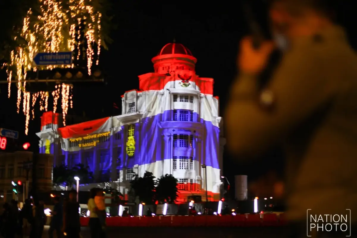 ประชาชนร่วมชม Immersive Art แสงแห่งอนาคต เฉลิมพระเกียรติ ร.10