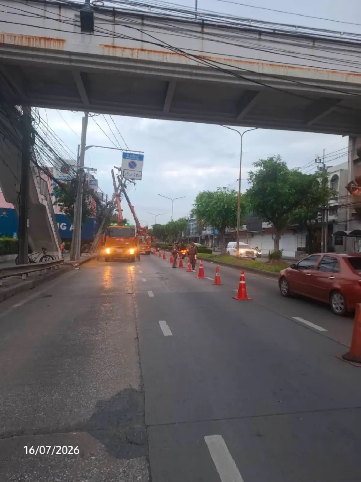 ปิดถนน 2 เลน รถติดมาก เสาไฟฟ้าเอียง ถนนนวมินทร์ ซอยนวมินทร์ 61 เร่งแก้ไข