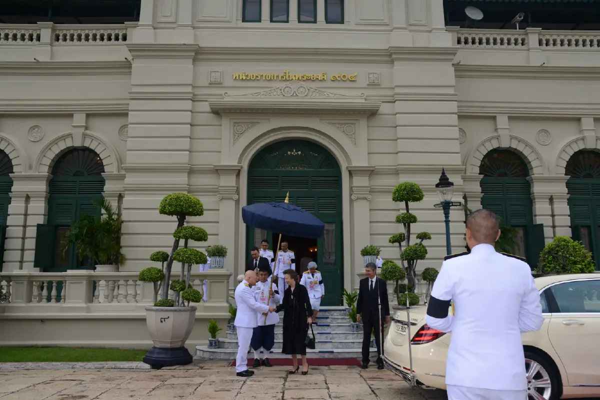 เจ้าหญิงแอนน์ ทรงวางพวงมาลาถวายสักการะพระโกศ พระพันปีหลวง-เจ้าฟ้าพัชรกิติยาภาฯ