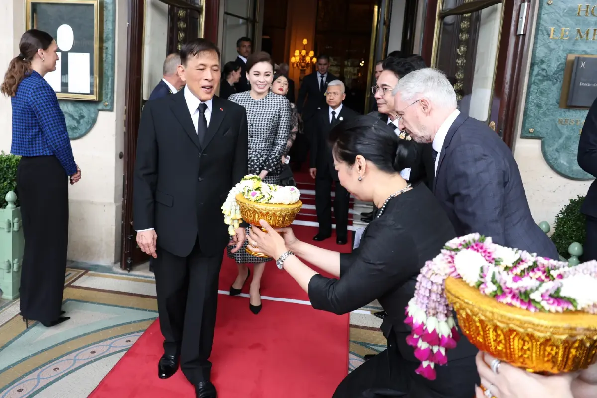 ในหลวง-พระราชินี ทอดพระเนตรการดำเนินงานของบริษัทแอร์บัส ก่อนเสด็จฯ กลับไทย