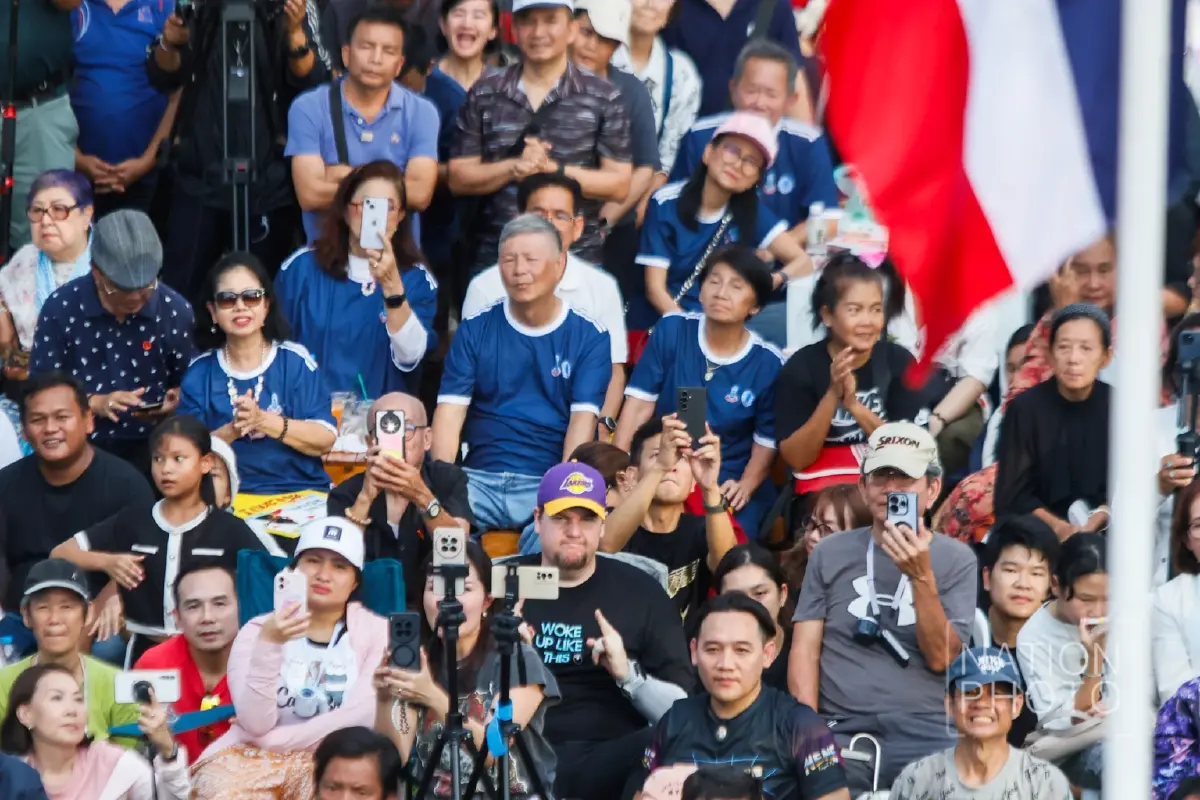 แฟนคลับทะลัก 'เนเน่ รอยัล' ระเบิดความสนุก งานสายน้ำแห่งชีวิต