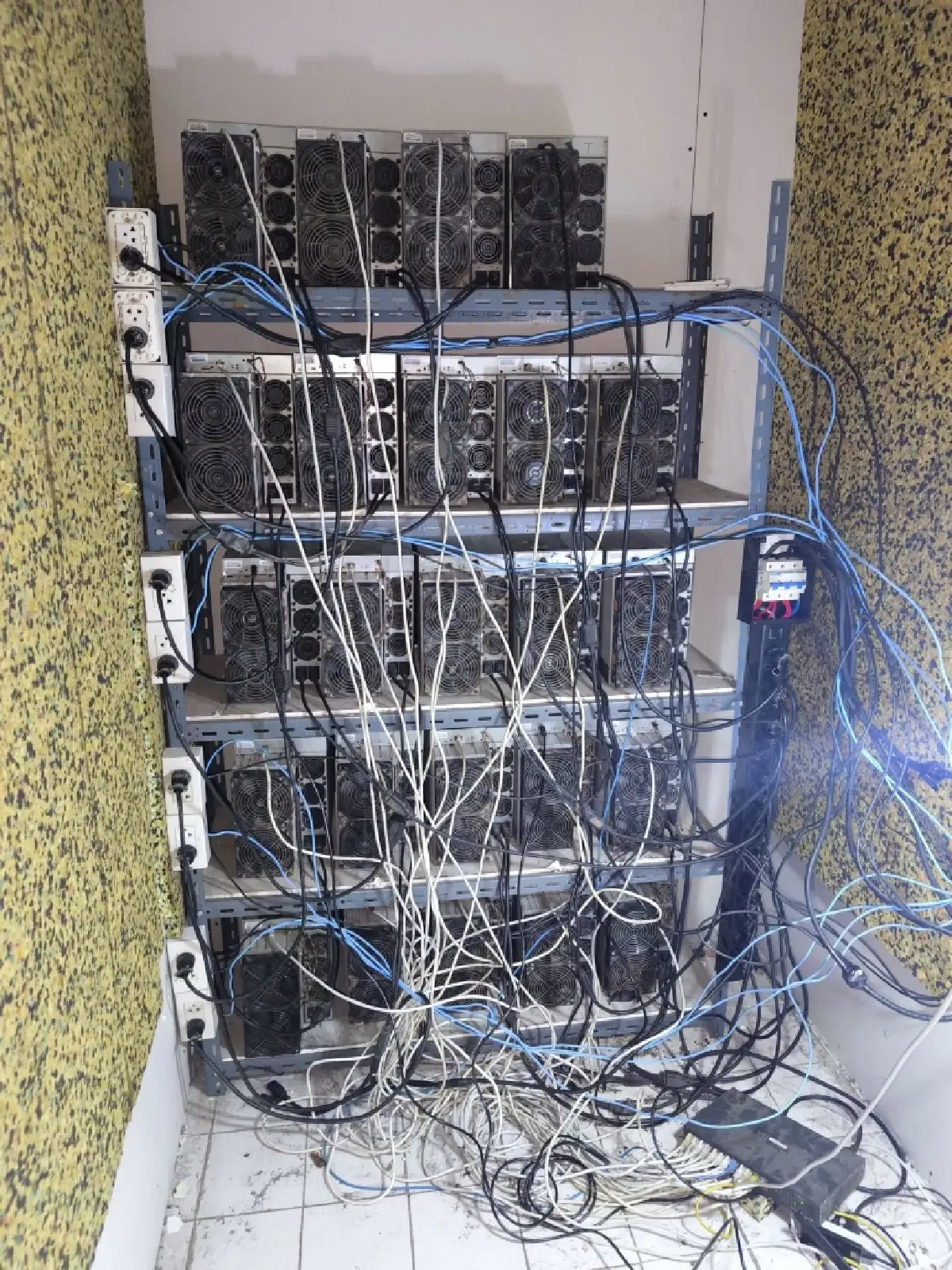 ปราบลักลอบใช้ไฟฟ้า ขุดบิตคอยน์พื้นที่ขอนแก่น เสียหายกว่า 3 ล้าน