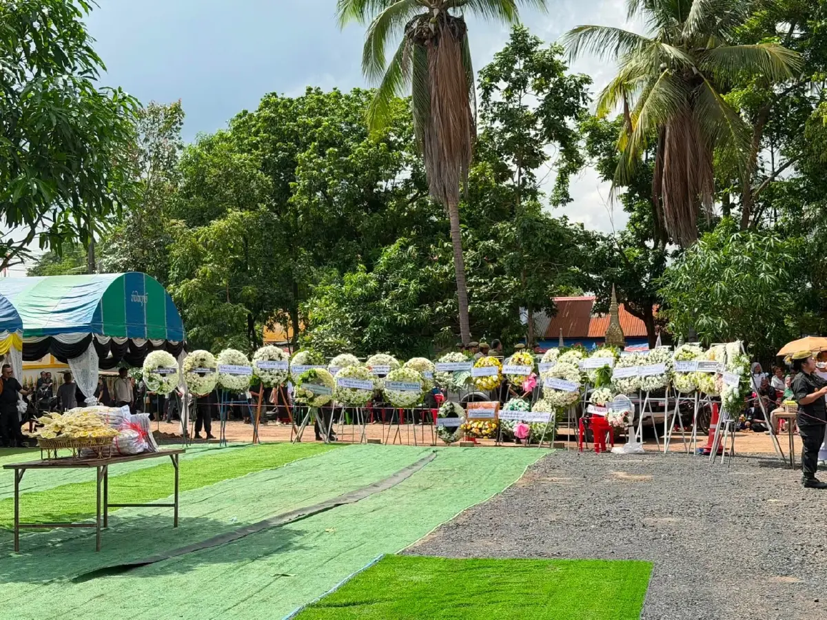 ทั่วสารทิศเกือบหมื่นคน ร่วมพิธีพระราชทานเพลิงศพพระ 7 รูป ถูกรถชนดับ