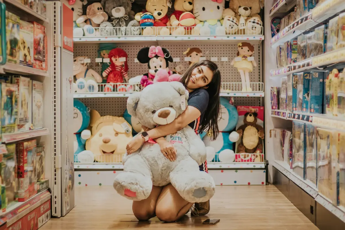 ผิดไหม? โตแล้วยังนอนกอดตุ๊กตา เมื่อ "หมอนเน่า" เป็นเซฟโซนของผู้ใหญ่หลายคน